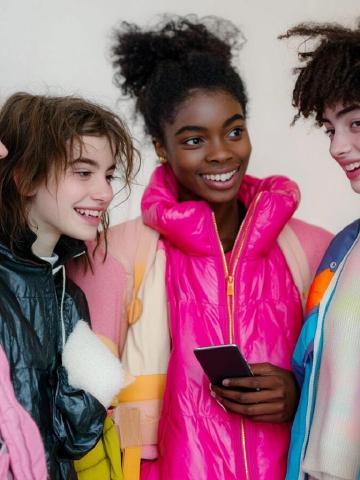 Questions drôles pour le Hot Seat entre amis feature image